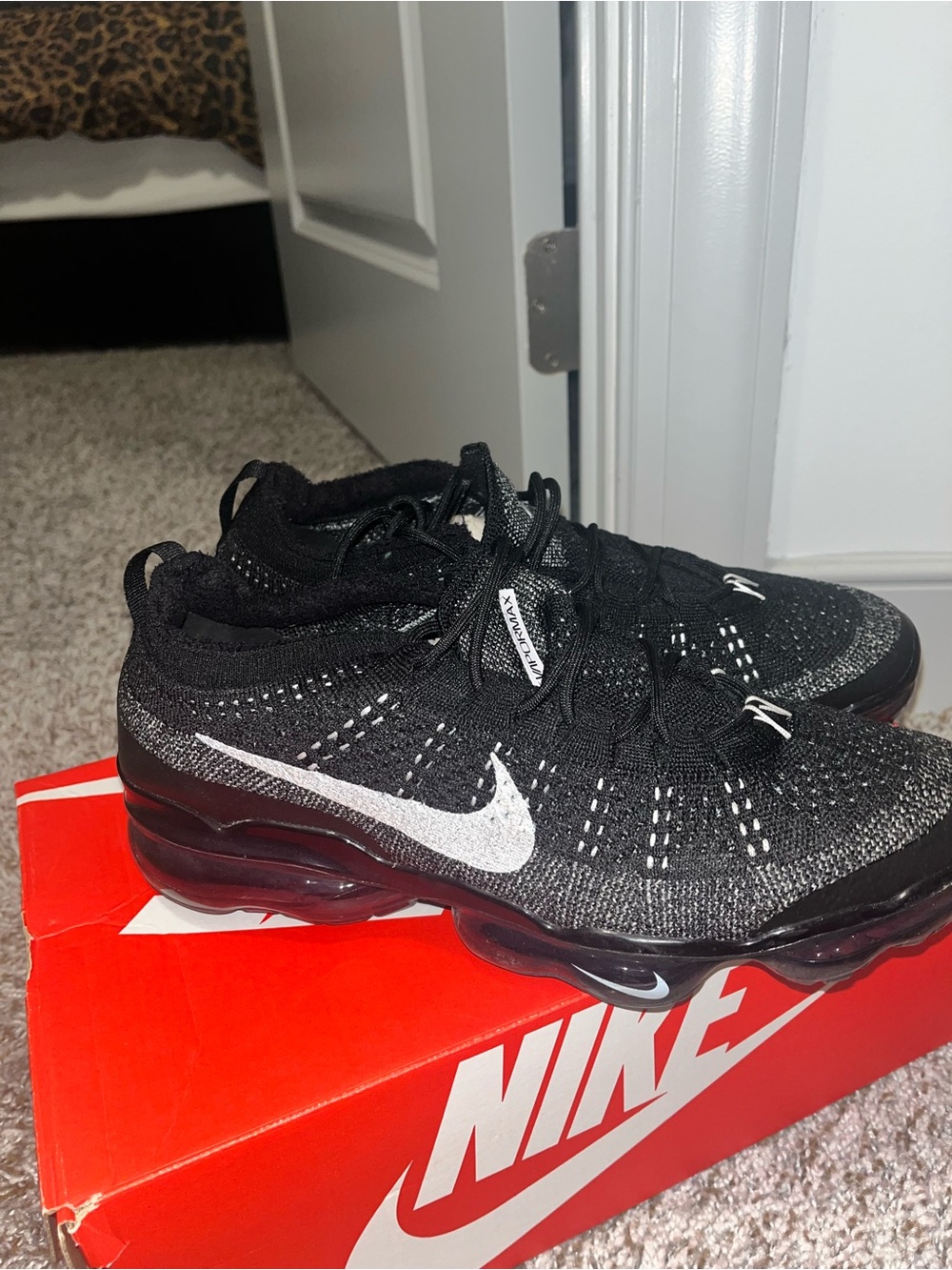 Nike Black/White AIR VaporMax Flyknit Sneakers - Picture 5 of 6